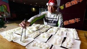 صيني يلتهم 160 بيضة في 40 دقيقة