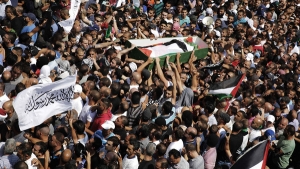 غضب ضد إسرائيل خلال جنازة الفتى الفلسطيني القتيل