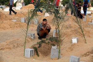 العيد في غزة .. بين القبور