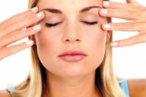 8 نصائح للتخلص من الانتفاخ والجيوب حول العينين