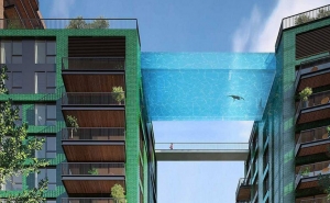 حوض سباحة معلق على ارتفاع 10 طوابق بين مبنيين !!