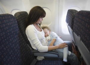 طرد امرأة من الطائرة أرضعت طفلها أثناء الإقلاع!!