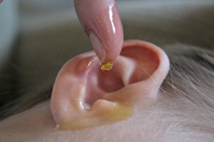 لن تصدقي ماذا يحصل بعد وضع قطرات الزيت داخل الأذن؟