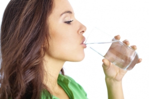 أطباء: شرب الماء بعد الأكل مضر