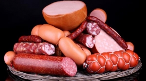 العلاقة بين تناول اللحوم والإصابة بسرطان الأمعاء