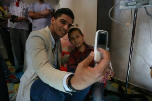 زيارة محمد عساف لمستشفى جامعة النجاح في مدينة نابلس