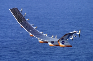 أول طائرة دون وقود تحلق فى سماء «أبو ظبى»