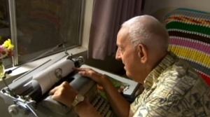 بالفيديو.. 10 ملايين مشاهدة لرجل مسن يرسم بالآلة الكاتبة
