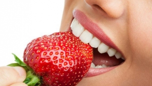الفراولة والكربونات لتبييض الأسنان