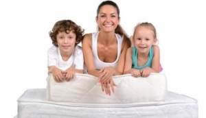 4 طرق سهلة لتنظيف فرشة السرير