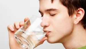 شرب المياه بانتظام لمواجهة لفحة الحر والصداع والغثيان