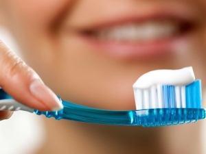  ‫متى ينبغي تغيير فرشاة الأسنان؟‬