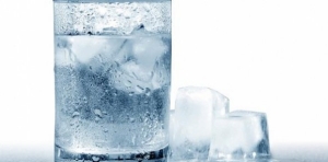 4 أضرار صحية لشرب الماء البارد