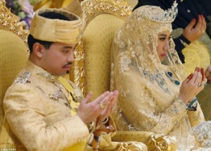 شاهد الصور "ألماس وذهب وأحجار كريمة"… ماذا حدث في حفل زفاف أصغر أبناء سلطان بروناي ؟ 