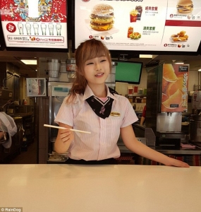 فتاة تعمل في مطعم تلفت الأنظار إليها: تشبه الدُمي 