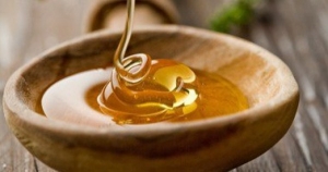 العسل والليمون والشاى أفضل الوسائل لعلاج التهاب الحلق  