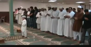 شاهد بالفيديو طفل يصلي بالناس جماعة بالمسجد 