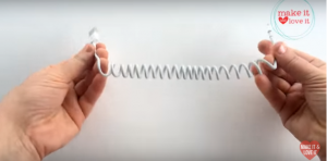 بالفيديو– اكتشفوا ماذا يحصل حين نلف شاحن الهاتف حول قلم!