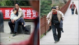 ماذا يفعل صيني لرعاية والدته "المشلولة"؟!... شاهد الصورة