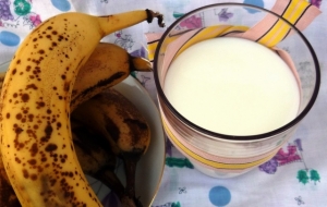 كيف تحضّرين ماسك الموز وحليب وزيت جوز الهند لتنعيم الشعر؟