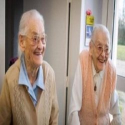  أكبر توأمين في العالم تحتفلان بعيد ميلادهما الـ 104