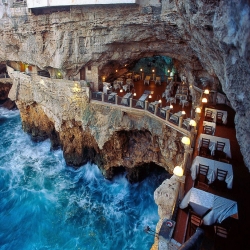 مطعم رائع بنيت في كهف في منحدر على الساحل الإيطالي