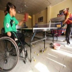  عراقية فقدت يديها في انفجار لكنها اصبحت نجمة في تنس الطاولة