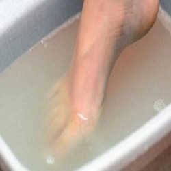  مُعالج فيزيائي روسي يكشف فائدة نقع القدمين في الماء البارد