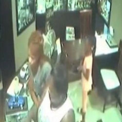 شاهد.. امرأتان تستخدمان طفلة في تنفيذ سرقة بمحل مجوهرات