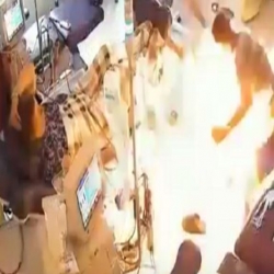 رجل يحرق المرضى أحياء في المستشفى (+18)