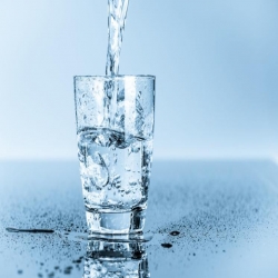 لماذا يُنصح بعدم شرب الماء أثناء الأكل