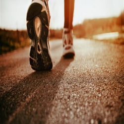 المشي يقلل خطر الإصابة بأمراض القلب إلى النصف 