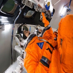لماذا يرتدي رواد الفضاء بدلة برتقالية اللون عند الانطلاق نحو الفضاء