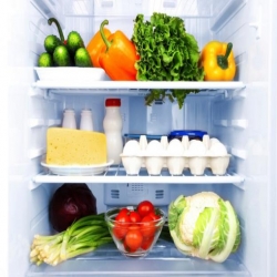 توقفي عن وضع البيض في باب الثلاجة.. السبب صحي وخطير جداً