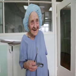 أكبر طبيبة جراحة في العالم 89 عامًا ولا تزال تمارس عملها