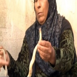 عراقية تأكل ثعباناً كل شهر لتخفف ألمها