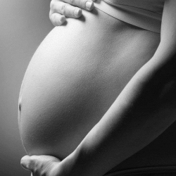 الإنجاب للمرة الأولى بعد سن الثلاثين يفيد المرأة