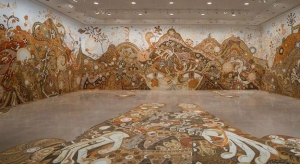 جدارية مذهلة تمثل صورة مصغرة من العالم مرسومة بالطين