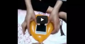 بالفيديو- كيف تحول بالوناً غطاء يحمي هاتفك الذكي في 10 ثواني؟