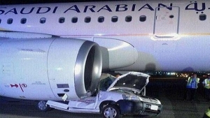 صور لاصطدام سيارة بطائرة سعودية في المطار 