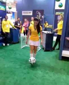 فتاة برازيلية تؤدي عرض كروي لتنافس به أبطال كأس العالم
