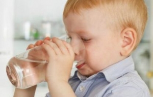 شرب الماء وحده مع الوجبات "يكافح البدانة عند الأطفال"