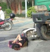 لتتناسى الألم ..تلميذة صينية تراجع درسها أثناء انتظارها الإسعاف بعدما صدمتها سيارة