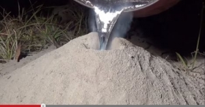  بالفيديو.. ماذا يحصل إذا سكبت الألمنيوم المصهور في الأرض؟ 