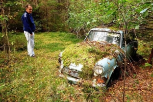 رجل يجد سيارته على حالها في الغابة بعد 40 عاماً