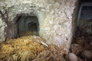 بالصور اكتشاف مقبرة تعود لعصر الأسرة 11 بمنطقة دراع أبو النجا بالأقصر
