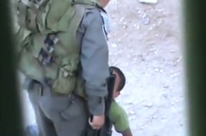 بالفيديو .. جنود صهاينة يضربان طفل فلسطيني في الحليل