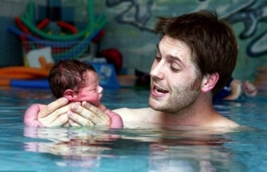 طفل عمره 24 ساعة يسبح مع والده 