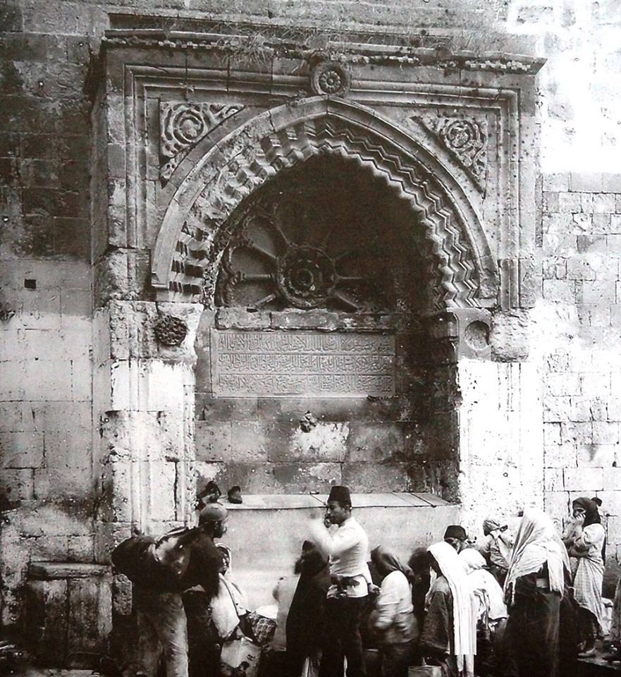 صورة: سكان القدس يشربون من سبيل باب السلسلة سنة 1912م.