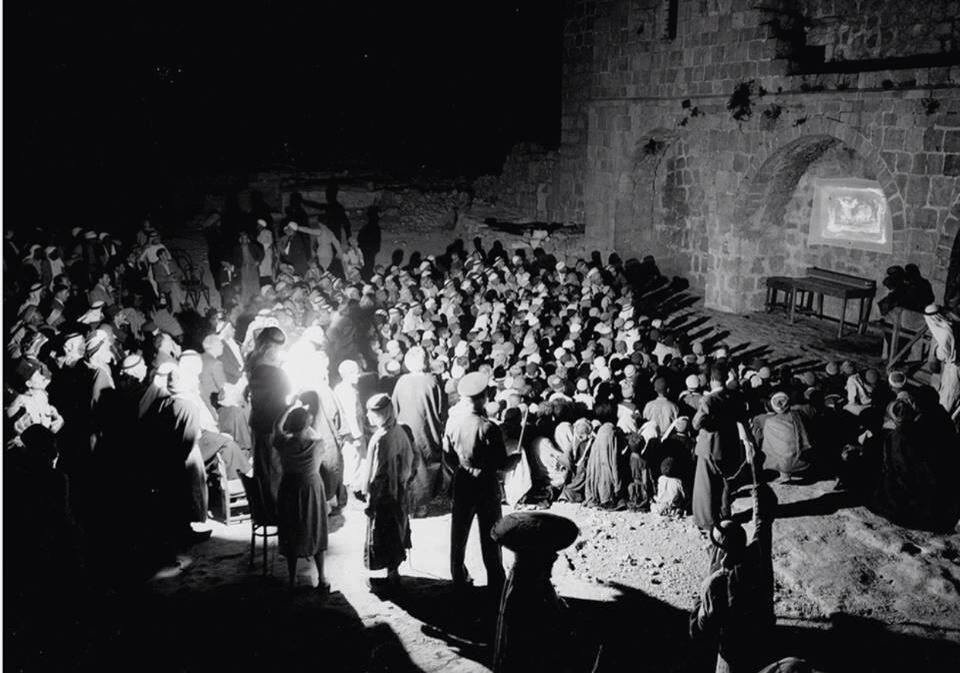 أهالي الخليل يجتمعون لحضور فيلم سينمائي صامت 1938م